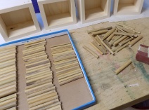 Bambus-Nistülsen Rohlinge werden an der "Eingangsseite" abgerundet und nach Durchmesser sortiert