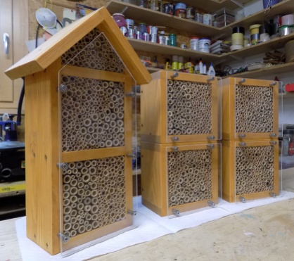 fertige Wildbienen/Insekten Nisthilfen mit montiertem Vogelschutz aus Acrylglas